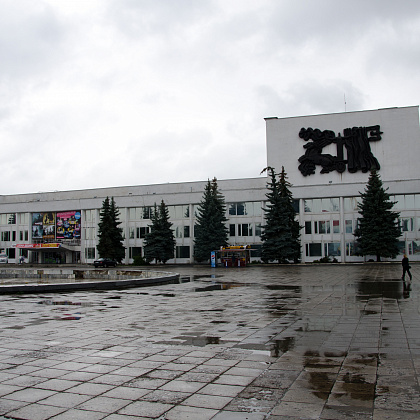 Входная группа Ижсталь, кинотеатр. 